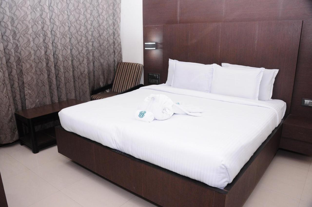 Hotel Surya Rājahmundry Buitenkant foto